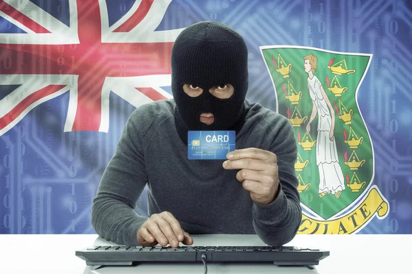 Hacker de piel oscura con bandera sobre fondo con tarjeta de crédito - Islas Vírgenes Británicas —  Fotos de Stock