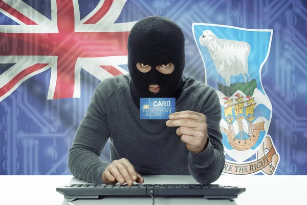 Темнокожая хакер с флагом на фоне проведения кредитной карты - Фолклендские острова — стоковое фото