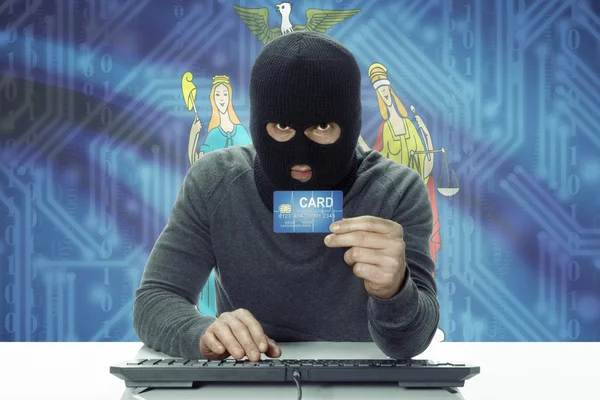 Tmavou hacker s Usa státy vlajky na pozadí drží kreditní karta - New York — Stock fotografie