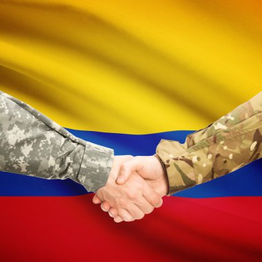 Erkekler tokalaşırken bayrak ile arka plan üzerinde - Kolombiya üniformalı