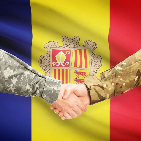 Mannen in uniform schudden handen met vlag op achtergrond - Andorra — Stockfoto