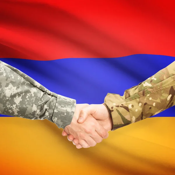 Mannen in uniform schudden handen met vlag op achtergrond - Armenië — Stockfoto