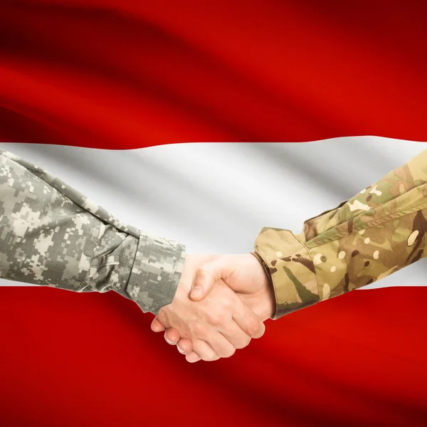 Männer in Uniform Händeschütteln mit Flagge auf Hintergrund - Österreich — Stockfoto