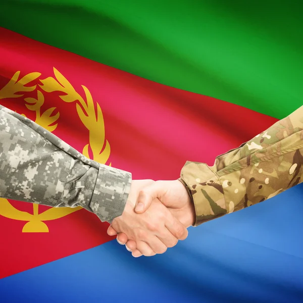 Hombres en uniforme, agitando las manos con bandera sobre fondo - Eritrea —  Fotos de Stock