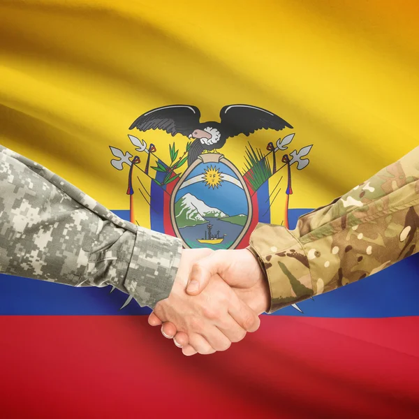 Mannen in uniform schudden handen met vlag op achtergrond - Ecuador — Stockfoto