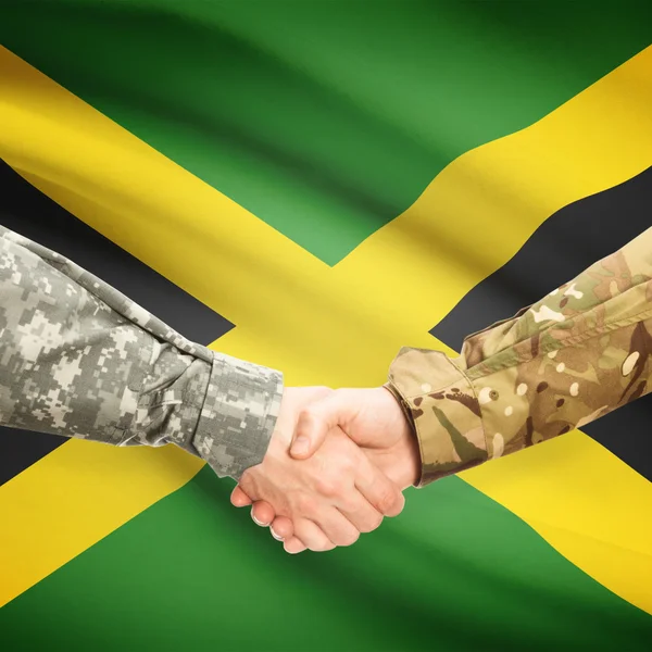 Чоловіки у військовій формі, потискує руку прапор на фоні - Ямайка — стокове фото