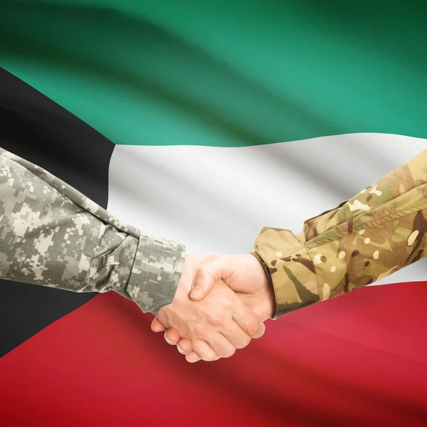 Mannen in uniform schudden handen met vlag op achtergrond - Koeweit — Stockfoto