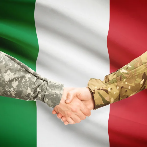 Чоловіки у військовій формі, потискує руку прапор на фоні - Італія — стокове фото