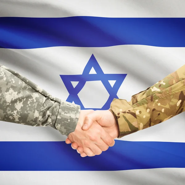 Erkekler tokalaşırken bayrak ile arka plan üzerinde - İsrail üniformalı — Stok fotoğraf