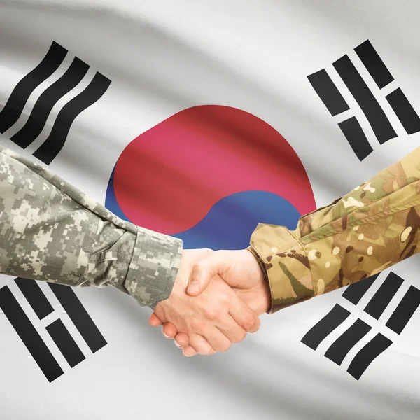 Muži v uniformě potřásl rukou s vlajkou na pozadí - jih Kor — Stock fotografie