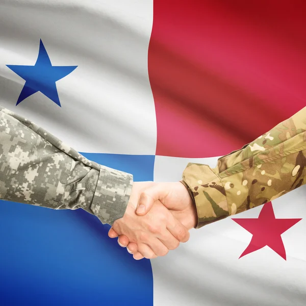 Hombres en uniforme de estrecharme la mano con la bandera en el fondo - Panamá — Foto de Stock