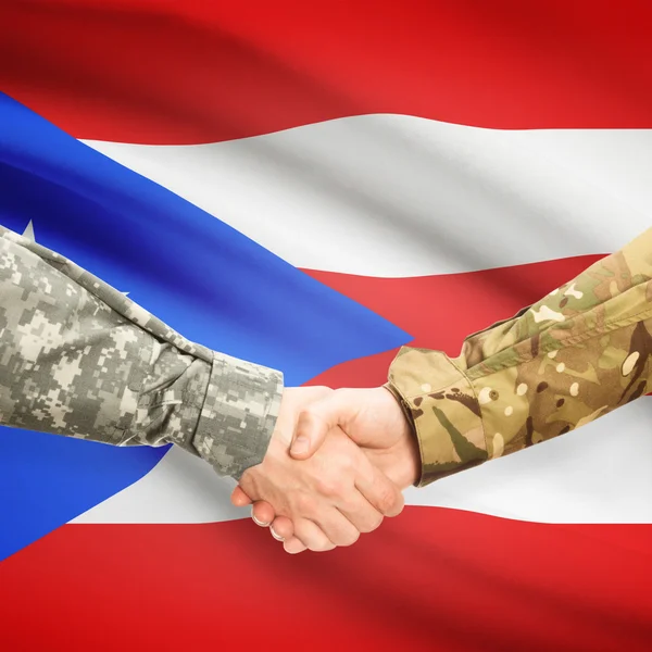 Mężczyźni w mundurach drżenie rąk z flagi na tle - Puerto Ri — Zdjęcie stockowe