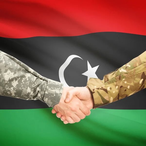 Uomini in uniforme che agitano le mani con la bandierina su priorità bassa - Libia — Foto Stock