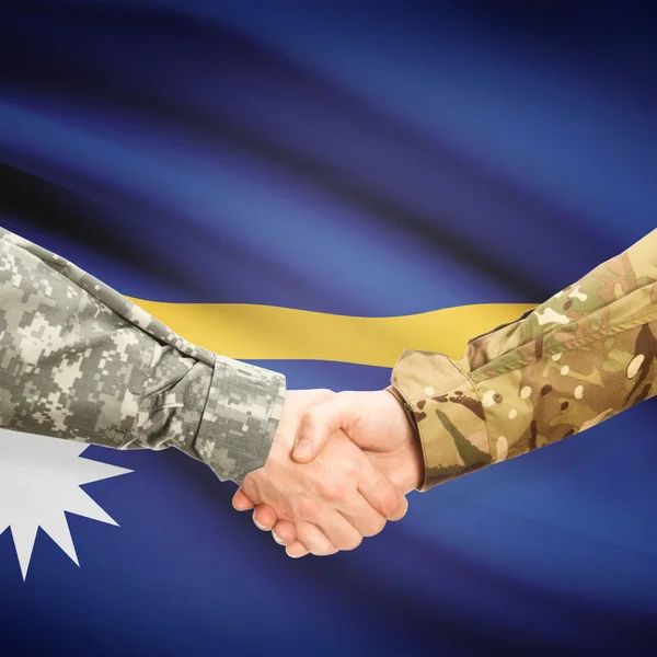 Чоловіки у військовій формі, потискує руку прапор на фоні - Науру — стокове фото