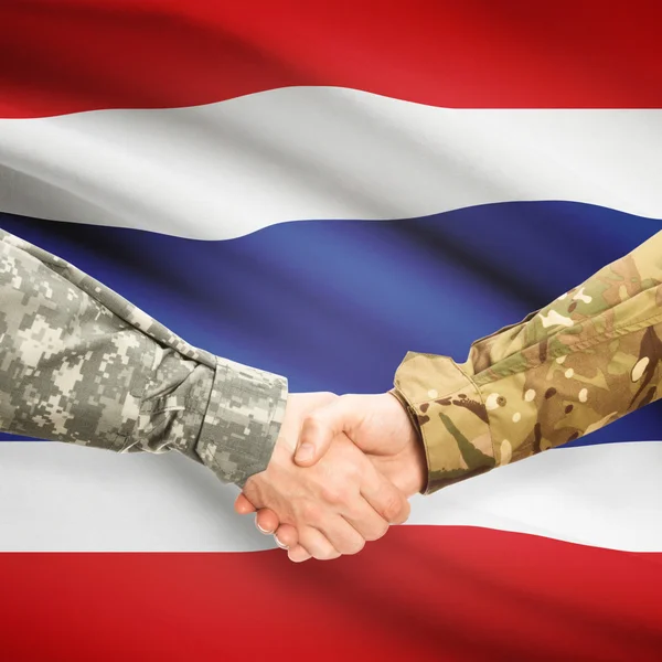 Männer in Uniform Händeschütteln mit Flagge auf Hintergrund - Thailand — Stockfoto
