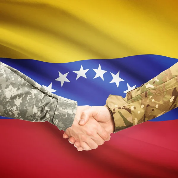 Männer in Uniform Händeschütteln mit Flagge auf Hintergrund - Venezuela — Stockfoto