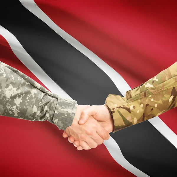 Männer in Uniform Händeschütteln mit Flagge auf Hintergrund - Trinidad — Stockfoto
