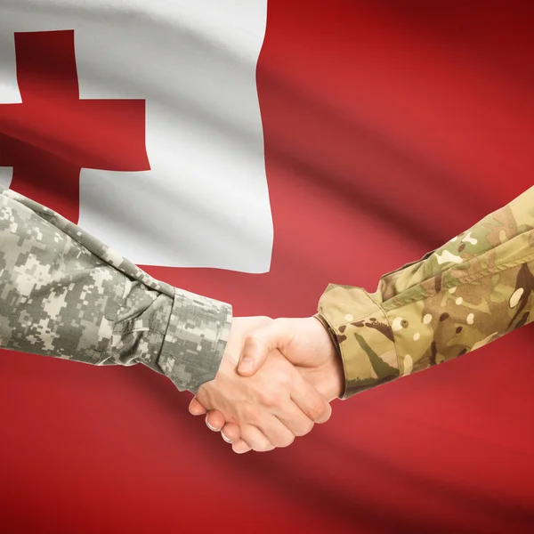 Hombres en uniforme de estrecharme la mano con la bandera en el fondo - Tonga —  Fotos de Stock