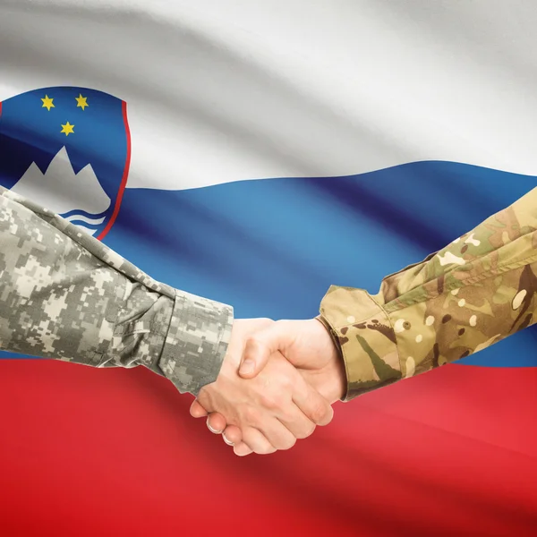 Uomini in uniforme che agitano le mani con la bandierina su priorità bassa - Slovenia — Foto Stock