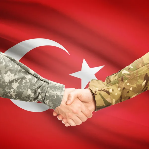 Uomini in uniforme che agitano le mani con la bandierina su priorità bassa - Turchia — Foto Stock