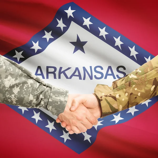 Aperto de mão militar e nos estado bandeira - Arkansas — Fotografia de Stock