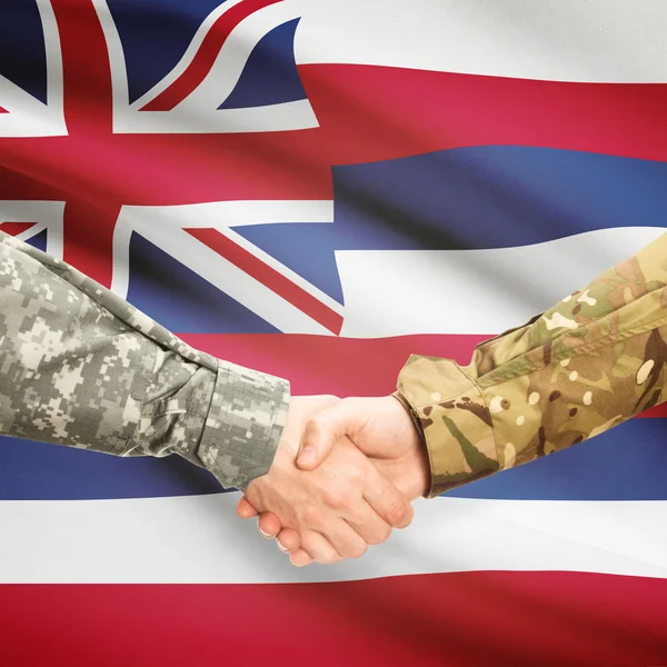 Militaire handdruk en ons staat vlag - Hawaï — Stockfoto