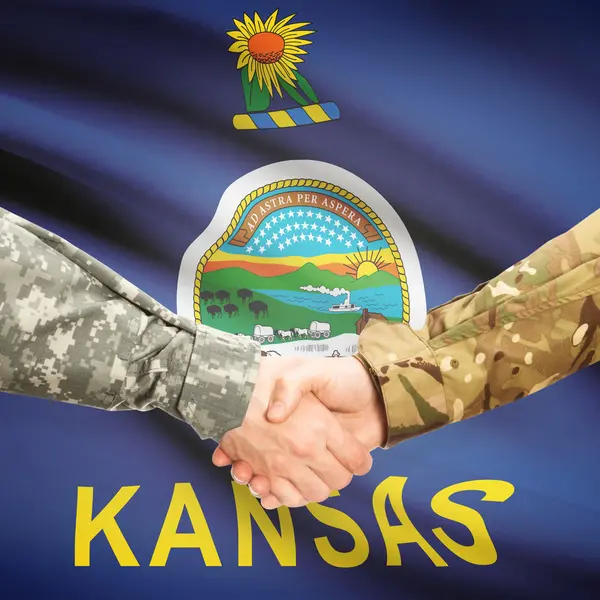 Wojskowych uścisk dłoni i nas państwa bandery - Kansas — Zdjęcie stockowe