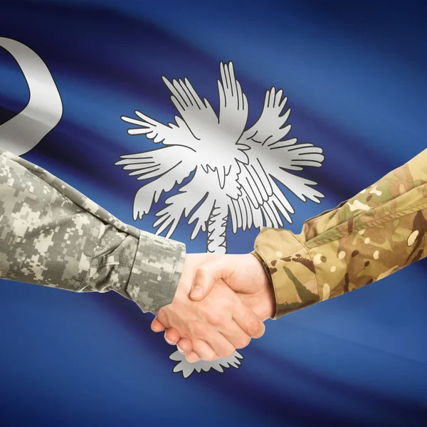 Poignée de main militaire et nous État drapeau - Caroline du Sud — Photo