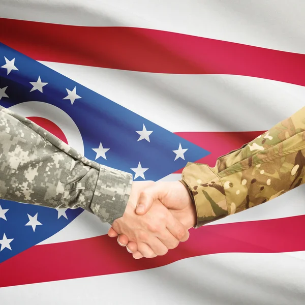 Aperto de mão militar e nos estado bandeira - Ohio — Fotografia de Stock