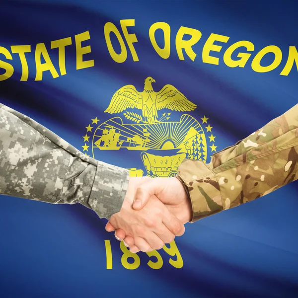 Poignée de main militaire et nous État drapeau - Oregon — Photo