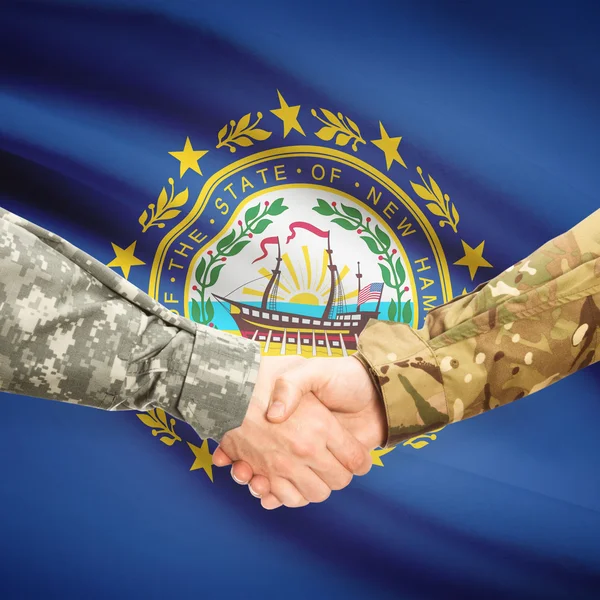 Militära handslag och oss ange flaggan - New Hampshire — Stockfoto