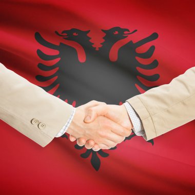 Arka plan - Arnavutluk bayrağı ile işadamları el sıkışma