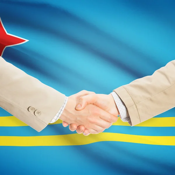 Unternehmer-Handshakes mit Flagge auf Hintergrund - Aruba — Stockfoto