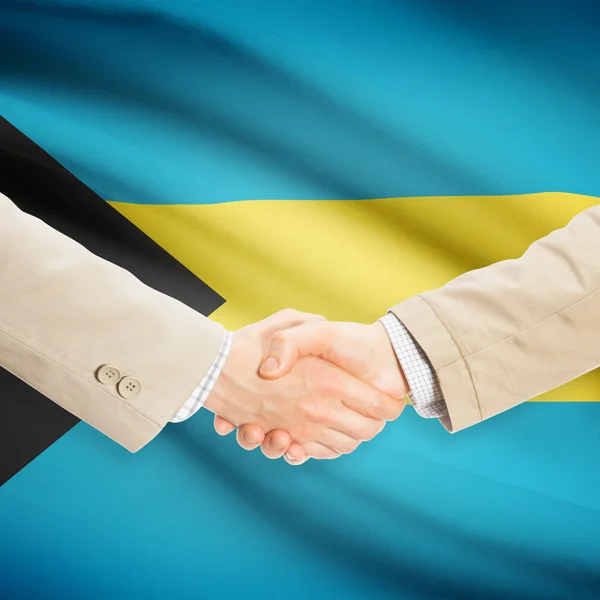 Unternehmer-Handshakes mit Flagge auf Hintergrund - Bahamas — Stockfoto