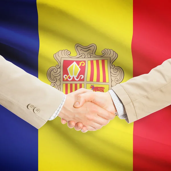 Unternehmer-Handshakes mit Flagge auf Hintergrund - Andorra — Stockfoto