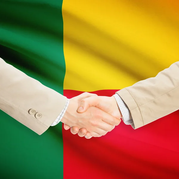 Zakenlieden handdruk met vlag op achtergrond - Benin — Stockfoto