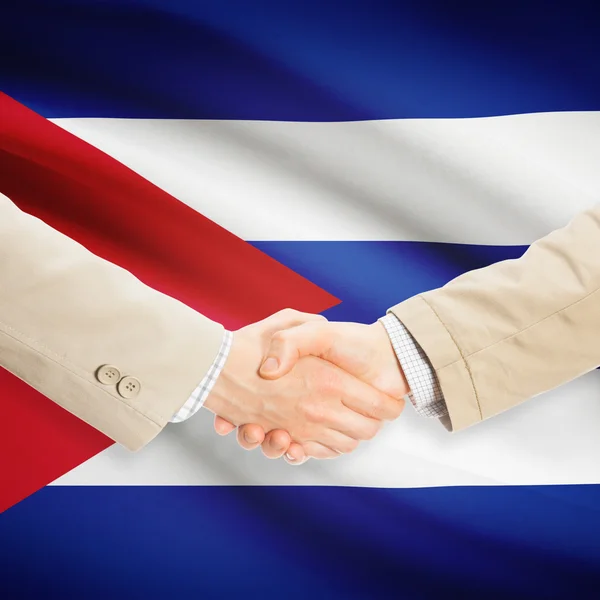 Aperto de mão de empresários com bandeira no fundo - Cuba — Fotografia de Stock
