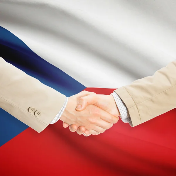 Zakenlieden handdruk met vlag op achtergrond - Tsjechië — Stockfoto