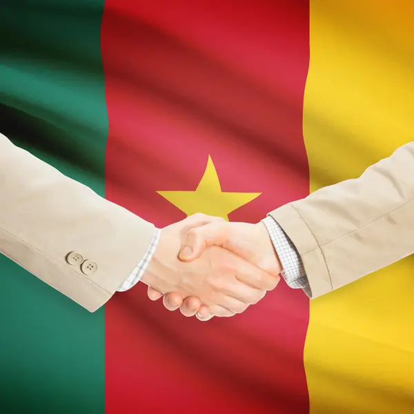 Biznesmenów uzgadniania z flagi na tle - Kamerun — Zdjęcie stockowe