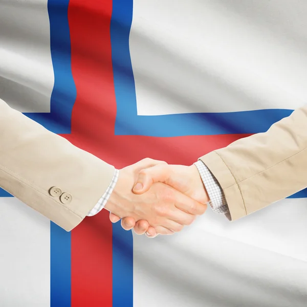 Unternehmer-Handshakes mit Flagge auf Hintergrund - Färöer — Stockfoto