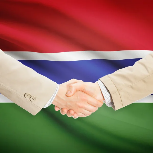 Apretón de manos de empresarios con bandera sobre fondo - Gambia — Foto de Stock