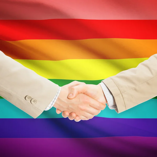 Zakenlieden handdruk met vlag op achtergrond - Lgbt-mensen — Stockfoto