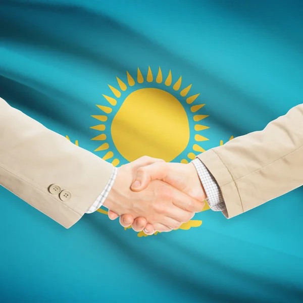 Предприниматели рукопожатие с флагом на фоне - Казахстан — стоковое фото