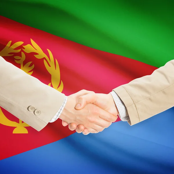 Unternehmer-Handshakes mit Flagge auf Hintergrund - Eritrea — Stockfoto