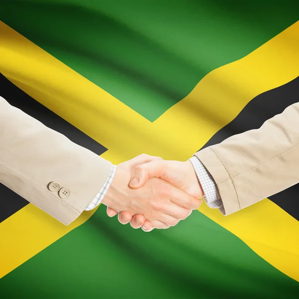 Affärsmän handslag med flagga på bakgrund - Jamaica — Stockfoto