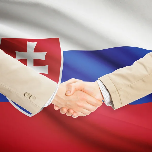 Unternehmer-Handshakes mit Flagge auf Hintergrund - Slowakei — Stockfoto