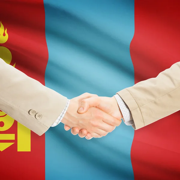 Unternehmer-Handshakes mit Flagge auf Hintergrund - Mongolei — Stockfoto