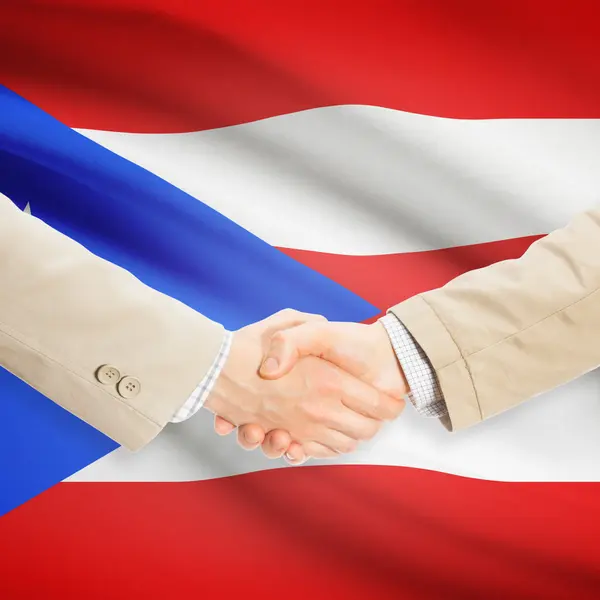 Unternehmer-Handshakes mit Flagge auf Hintergrund - Puerto Rico — Stockfoto