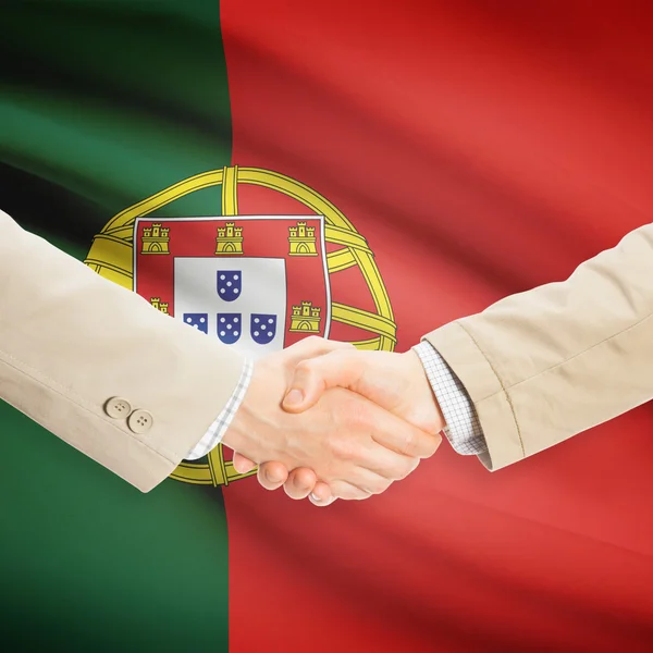 Affärsmän handslag med flagga på bakgrund - Portugal — Stockfoto