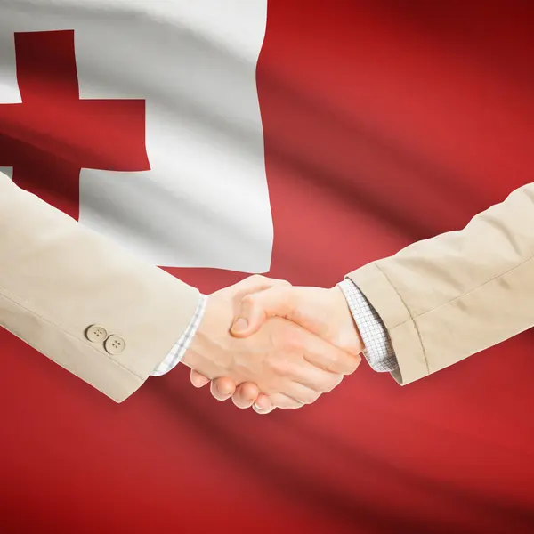Unternehmer-Handshakes mit Flagge auf Hintergrund - Tonga — Stockfoto